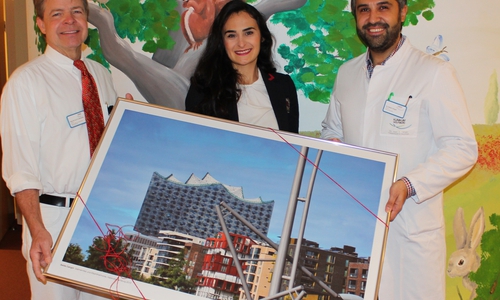 Prof. Dr. Gernot Sinnecker, Selda Cangür und Dr. Hakan Cangür. Foto: Thomas Helmke, Klinikum Wolfsburg