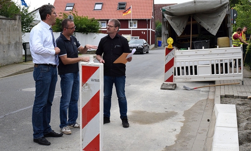 Schon im vergangenen Sommer wurden acht Haltestellen ausgebaut – unter anderem wurden die Bordsteine in Lochtum angehoben. Oberbürgermeister Dr. Oliver Junk (von links), Lochtums Ortsvorsteher Rouwen Brunke und Mathias Brand, Leiter des städtischen Fachdienstes Tiefbau begutachten den Baufortschrift. Archivfoto: Stadt Goslar