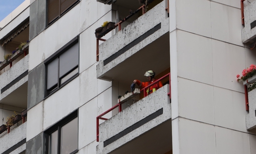 Die Feuerwehr musste einen Blumenkasten löschen. Fotos: Rudolf Karliczek