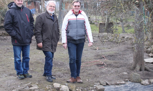 Bernhard Foitzik, Hilmar Nagel und Lutz Seifert bei der Besichtigung einer Versickerungsanlage. Foto: Bündnis 90/Die Grünen