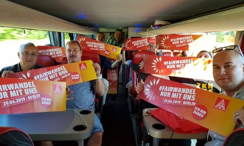 Die Wolfsburger Metaller reisten mit dem Bus nach Berlin, um an der Großkundgebung vor dem Brandenburger Tor teilzunehmen. Foto: IG Metall Wolfsburg