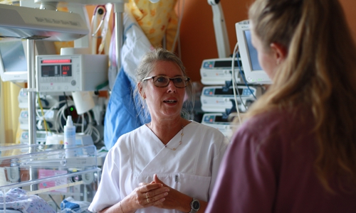 Annette Schütze im Gespräch mit einer Hebammenschülerin über die Herausforderungen in der Hebammenausbildung. Foto: Cornelia Winter