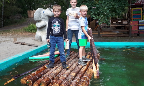 Das selbstgebaute Floß war eines der Highlights für die Kinder in der Ferienbetreuung auf dem Bauspielplatz Westhagen. Foto: Stadt Wolfsburg