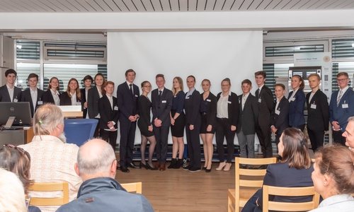 Die Schülerinnen und Schüler der Großen Schule nach der Präsentation ihrer Ergebnisse des Firmenplanspiels. Fotos: Tanja Bischoff