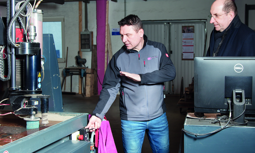Gregor Nalborczyk erklärt Matthias Wunderling-Weilbier die Möglichkeiten seiner Wasserschneidanlage. Foto: WiReGo