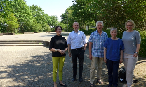 Schulleiterin Katrin Unger, Dr. Reinhard Gerndt, Holger Barkhau, Chhristiane Wagner-Judith und die stellvertrende Schulleiterin Julia Juhls besichtigen das für einen Neubau der Oberstufe in Frage kommende Gelände. Foto: Bündnis90/Die Grünen