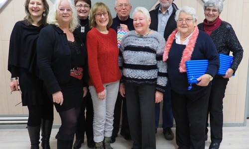 Vorne von links: Ingrid Ziemba, Karin Plank Schumann, Gundel Jungmann und Helga Bartels.
Hinten von links: Brigitte von Schilling, Barbara Bremer-Marske, , Günter Lampe, Frank Gläß und Lieselotte Biethan. Foto: Privat
