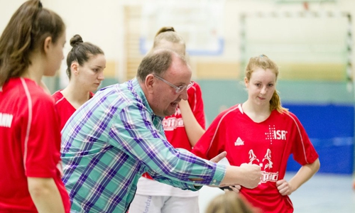 Coach Frank Lagerpusch stellt seine Damen in einer Auszeit ein. Foto: Reinelt/PresseBlen.de