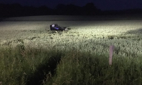 Das Fahrzeug hatte sich mehrmals überschlagen, bevor es im Getreidefeld landete. Fotos: Maik Wermuth