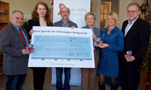 Übergabe der Belegschaftsspende an die Wolfsburger Aids-Hilfe (v.l.n.r.): Die Betriebsräte Francescantonio Garippo und Sandra Bruder, Alfred Lux, 1. Vorsitzender der Aids-Hilfe, Susanne Scholtyssek, Volkswagen Personal, Angela Bliese, Präventionsfachkraft, und Frank Poerschke, 2. Vorsitzender der Aids-Hilfe. Foto: Volkswagen