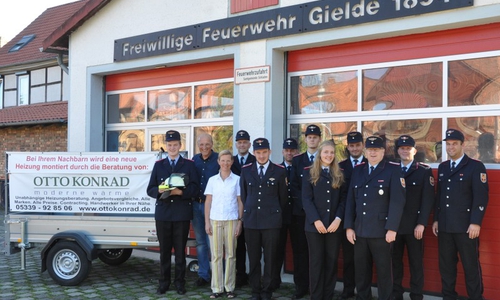 Die Feuerwehr Gielde erhielt Helmlampen. Foto:  Jill Geske-Gloger