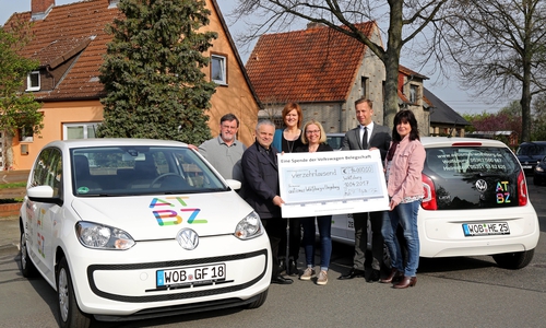 Rainer Schabon (Aufsichtsratsvor­sitzenden des Autismus-Vereins), Betriebsrat Francescantonio Garippo, Claudia Plehwe-Rühling (Leiterin der Außenstelle Triangel), Steffi Hamann (Geschäftsführerin und Leiterin des Autismus-Zentrums), Ralf Witte (Volkswagen Personal) und Betriebsrätin Carola Pape. Foto: Volkswagen