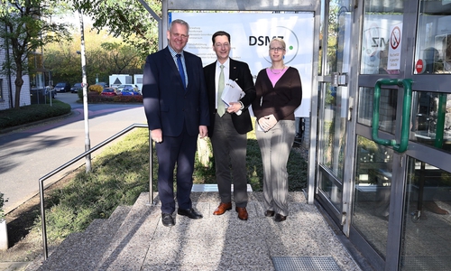 Björn Thümler (Nds. Minister für Wissenschaft und Kultur), Sven-David Müller (Leiter Stabsstelle Presse und Kommunikation), Dr. Manuela Schüngel (Referentin für Presse und Öffentlichkeitsarbeit) (v. li.). Foto: DSMZ