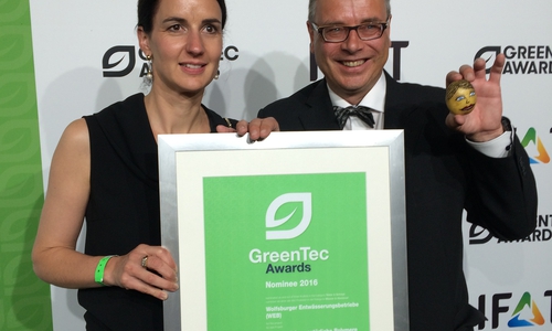 Michaela Seeger (links) und Marc Stüben von der WEB nahmen die Urkunde entgegen. Foto: WEB 
