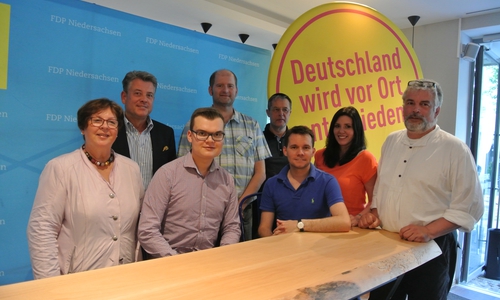 Das sind die Kandidaten. Von links: Almuth von Below-Neufeldt, Carsten Lehmann, Benedikt Schmal, Ingo Schramm, Thomas Ahrens, Mathias Möller, Anikó Merten, Joachim Casper. Foto: Gai Gleißner
