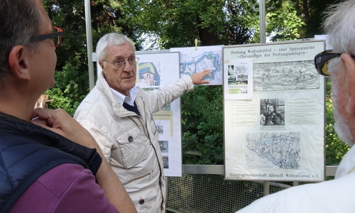 Alexander Hörder vom Festungskreis gab den Besuchern vor den Kasematten kenntnisreich eine Einstimmung ins Thema „Festungsbau in Wolfenbüttel“. Das Terrain vor den Gewölbebogen wird in Kürze um ca. 1,3 Meter tiefer gelegt, so, wie es einst war. Foto: AG Altstadt