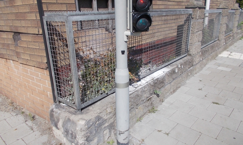 An der Berliner Straße brannte Gestrüpp an einer Hauswand. Fotos: Feuerwehr Braunschweig
