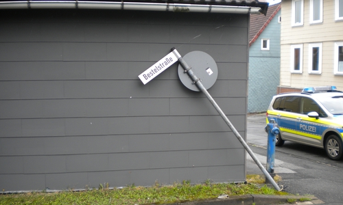Das Verkehrszeichen wurde gegen die Hauswand gedrückt
Foto: Polizei