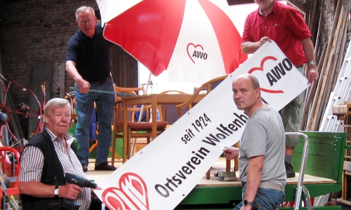 Die AWO-Schrauber-AG des Ortsvereins WF richtet den Treckeranhänger für den Umzug her (oben Hans-Joachim Kröger, August Hesse, unten Bernd Boller, Rainer Brünighk). Foto: Seniorenbetreuung Schloß Schliestedt