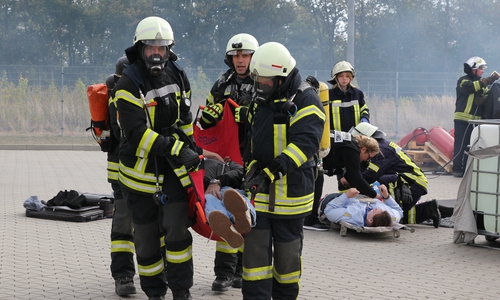 Großaufgebot von Rettungskräften und Feuerwehren auf dem Firmengelände in Flechtorf. Fotos: SIUS