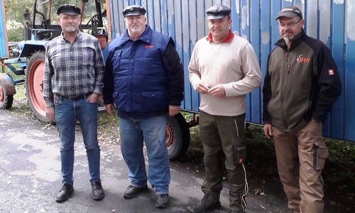 Die Teilnehmer und ihre Fahrzeuge (v. l.): Klaus Heine (Magirus S3500), Michael Heine (Lanz D2806), Florian Kinne (Lanz D7506 Allzweck) und Ralf Wagener (Unimog 411). Es fehlt Christian Macke (Lanz D8506 Umbau). Fotos: privat