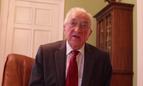 Josef Schmidt spendet den Erlös aus dem Buchverkauf seines Buches "Dem Tode entronnen" an den Volksbund. Fotos: Anke Donner 