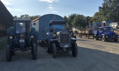 Die „Selbstzünder-Freunde“ präsentieren einige ihrer historischen Fahrzeuge. Dieses sind (v. l.) ein Lanz Bulldog (Bj:1954 Typ: D 2806), ein Deutz (Bj.:1938, Typ: F2M315) und ein Magirus (Bj.: 1955, Typ: S3500 Zugmaschine). Foto: privat