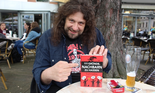 In seinem neuen Buch berichtet Till Burgwächter, was man mit Nachbarn so alles erleben kann. Fotos: Alexander Dontscheff