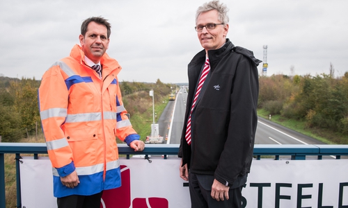 Olaf Lies, niedersächsischer Minister für Wirtschaft, Arbeit und Verkehr (links) zusammen mit Professor Dr. Karsten Lemmer, DLR-Vorstand für Verkehr und Energie. Fotos: DLR