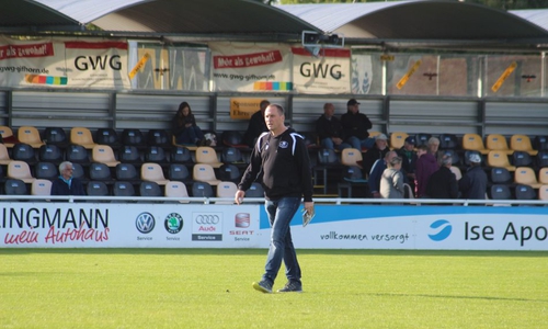 Hier noch nachdenklich aufgrund der schlechten Leistung gegen Hesslingen, freut sich Spies umso mehr über die gezeigte Reaktion der jungen Mannschaft. Foto: Fabian Rampas