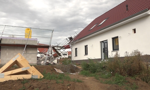 Das Gerüst riss bei seinem Sturz noch eine unfertige Mauer mit sich und kam auf dem Nachbarhaus zum liegen. Fotos/Video: aktuell24