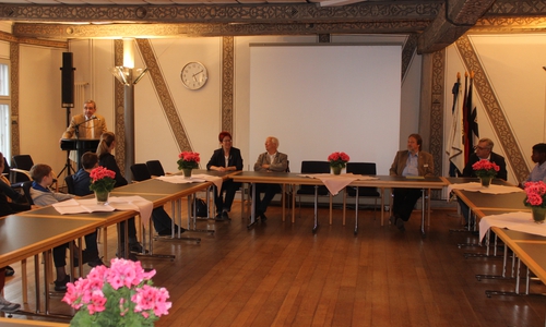 Bürgermeister Thomas Pink empfing am Freitag einige der neuen Mitbürger im Rathaus. Fotos: Anke Donner