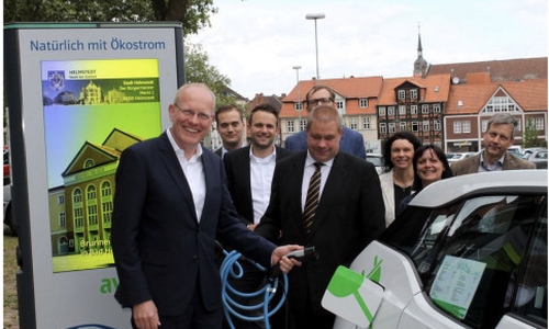 Avacon-Vorstand Frank Aigner und Bürgermeister Wittich Schobert nehmen die E-Ladesäule in Betrieb. Foto: Stadt Helmstedt