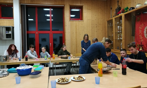 Die Jugendfeuerwehr backte dieses Jahr Cake-Pops. Foto: privat