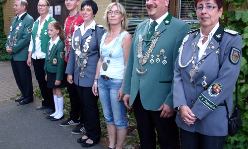 Herbert Grünhage (Großer König), Britta Hoffmann (Kleine Königin), Marie Eggers (Schülerkönigin), Florian Pfeiffer (Jugendkönig), Sarah Grabenhorst-Quidde (Hirschkönigin), Anja Schaaf (Volkskönigin), Falk Reppin (Kleiner König) und Michaela Schulz (Große Königin). Foto: P. Illner
