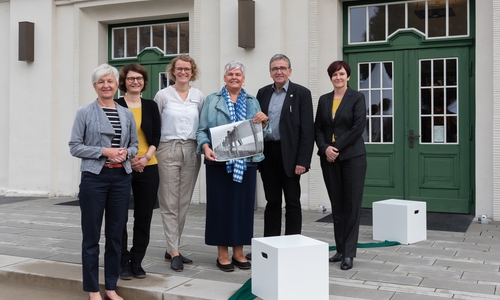 Landrätin Christiana Steinbrügge, Katja Schlager, stellv. Leitung Bildungszentrum, Johanna von Anshelm, Leitung Kultur und Medien, Dr. Sandra Donner, Leiterin Museum Wolfenbüttel, Bürgermeister Thomas Pink und Alexandra Hipp, Leiterin Kulturbüro und Lessingtheater. Foto: Tanja Bischoff 