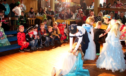Theaterpädagogin Tanja Klinger animierte die Kinder zum mitspielen. Foto: Bernd-Uwe Meyer