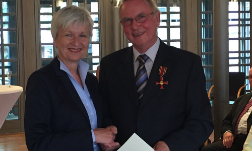 Der ehemalige Bürgermeister der Stadt Wolfenbüttel, Axel Gummert, wurde am Freitagabend mit dem Bundesverdienstkreuz ausgezeichnet. Übergeben wurden die Auszeichnung von Landrätin Christiana Steinbrügge. Fotos: Anke Donner 