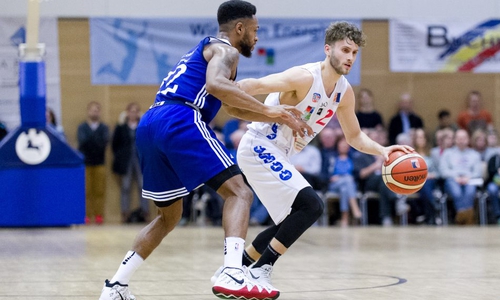 Topscorer Ebert im Duell mit Schalkes Courtney Belger. Foto: Reinelt/PresseBlen.de