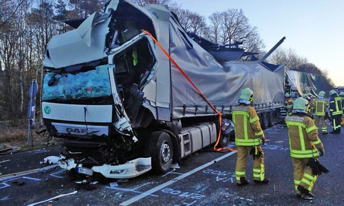 Die Führerkabine des hinteren LKW ist kaum noch zu erkennen. Der Fahrer muss bei dem Unfall sofort tot gewesen sein. Fotos/Video: aktuell24(DC)