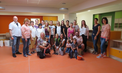 Das Team der Kita Kunterbunt stellt sich einigen Eltern vor. Foto: Gemeinde Lehre