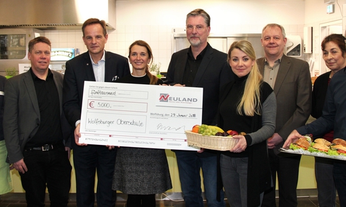 Die NEULAND spendete heute 5.000 Euro an das Schulzentrum Westhagen. Mit dabei waren:
Diana Kulina, Mensa-Mitarbeiterin, Clemens Rother, Schulleiter Albert Schweitzer Gymnasium, Hans-Dieter Brand, Geschäftsführer NEULAND, Irina Helm, Prokuristin der NEULAND, Udo Fiedler, Schulleiter Wolfsburger Oberschule, Margarete Mikolajczyk, Sozialpädagogin und Mitglied der Ganztagssteuergruppe, Thorsten Meier, Geschäftsführer Wolfsburger Schulverpflegungsgesellschaft, Iris Karutz, Koordinatorin Ganztag, Albert Schweitzer-Gymnasium, Dirk Dudda, Zweiter Oberschulkonrektor und Mitglied Ganztagssteuergruppe Foto: NEULAND Wohnungsgesellschaft mbH