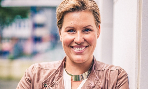 Mit ihrem Buch „Schlagfertigkeitsqueen“ landete Nicole Staudinger ihren zweiten Bestseller. Auf ihrer Tour durch Deutschland wird sie auch Wolfenbütteler Frauen trainieren. Foto: Verlag Eden