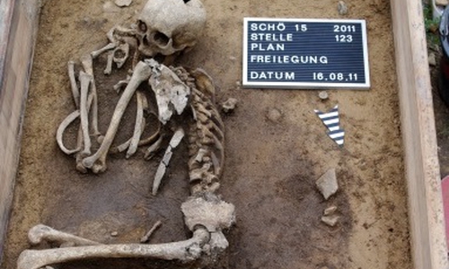 Befundfoto des glockenbecherzeitlichen Grabes aus dem Gräberfeld von Schöningen, Kr. Helmstedt, Foto: Georg-August-Universität Göttingen, Seminar für Ur-und Frühgeschichte
