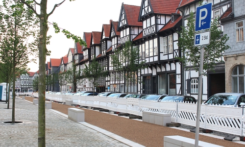 Unter der Verwendung einer Parkscheibe, darf bis zu zwei Stunden kostenfrei geparkt werden. Foto: Nick Wenkel