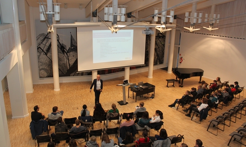 Fragestunde mit Landrat Thomas Brych im Kreistagssaal: 40 Achtklässler des Goslarer Ratsgymnasiums hatten die Möglichkeit den Chef der Kreisverwaltung mit ihren Fragen zu löchern. Foto: Landkreis Goslar