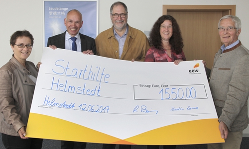 Kerstin Lorenz, EEW-Betriebsratsvorsitzende, (2.v.r.) und Rüdiger Bösing, Kaufmännischer Geschäftsführer Nord-Ost bei EEW (2.v.l.) überreichten die Spende an Starthilfe-Schatzmeisterin Simone Strozyk (l.), Helmut Wensing, Sprecher der Initiative, (Mitte) und Starthilfe-Mitglied Klaus-Achim Schiller (r.). Foto: EEW

 