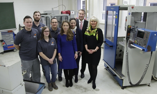 EEW hat das Aus- und Fortbildungszentrum in Helmstedt nach einer zweijährigen Kooperation mit der Helmstedter Revier GmbH Anfang des Jahres in Eigenregie übernommen und führt damit eine fast 100-jährige Tradition fort (von links): Die Ausbilder Steffen Schartner, Daniel Schien, Jana Bolze und Michael Heinze, die bisherige Verwaltungsleiterin der Helmstedter Revier GmbH, Susanne Schmidt, ihre Nachfolgerin Charlotte Nullmeier, Andreas Echternach, Leiter EEW-Personalmanagement, sowie die Leiterin des Ausbildungszentrums, Petra Mersmann-Dunkel. Foto: EEW Energy from Waste GmbH