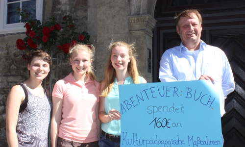  Jodie Jungesblut, Frederike Weigelt und Nadin Schumann übergaben ihre Spende an Stephan Pinkert von der Heimatstiftung. Foto: Anke Donner