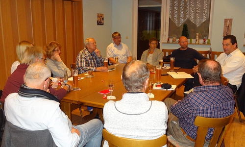 Tobias Heilmann beim Nachbarschaftsgespräch in Rühen. Foto: SPD
